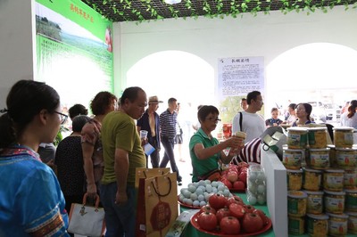 長(zhǎng)順縣土特產(chǎn)亮相粵桂黔名優(yōu)產(chǎn)品展銷會(huì)，農(nóng)副產(chǎn)品銷售火爆獲熱捧